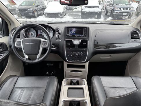 Used 2015 Chrysler Town & Country Touring-L w/ Driver Convenience Group image 12