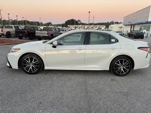Used 2024 Toyota Camry SE image 4
