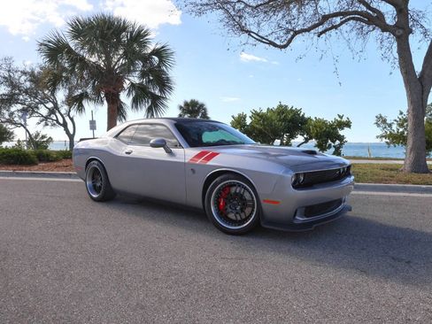 Used 2015 Dodge Challenger SRT Hellcat RWD image 4