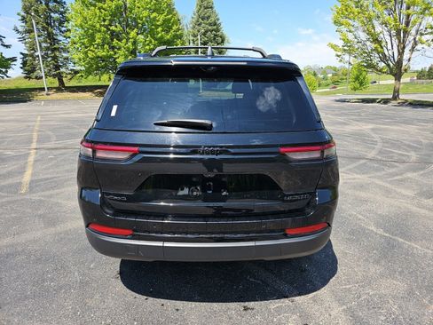 Used 2023 Jeep Grand Cherokee Limited w/ Luxury Tech Group II AWD/4WD image 5