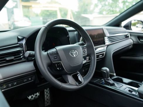 Used 2025 Toyota Camry SE w/ Convenience Package image 7