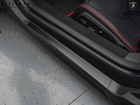 Used 2024 Lamborghini Revuelto image 30