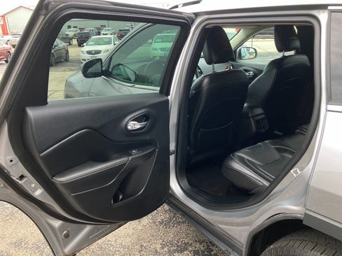 Used 2015 Jeep Cherokee Limited w/ Luxury Group AWD/4WD image 11