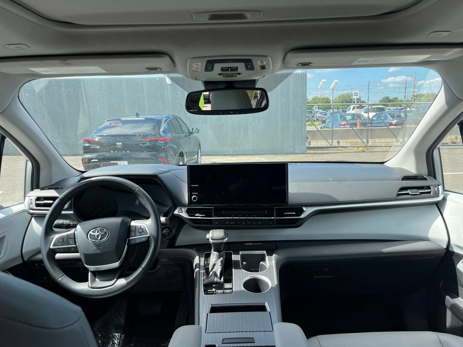 Used 2025 Toyota Sienna XLE FWD image 35
