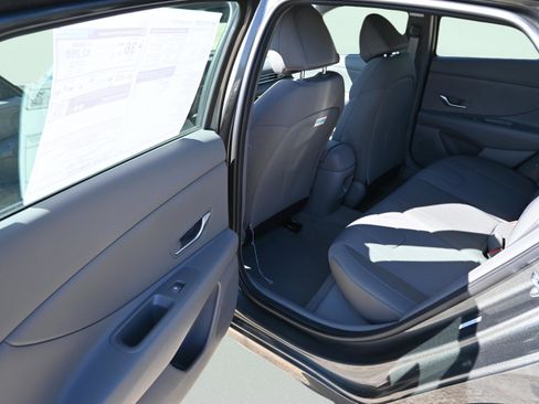 Certified 2025 Hyundai Elantra SE FWD image 11