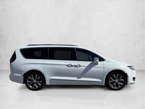 Used 2020 Chrysler Pacifica Limited w/ Tire & Wheel Group FWD image 3
