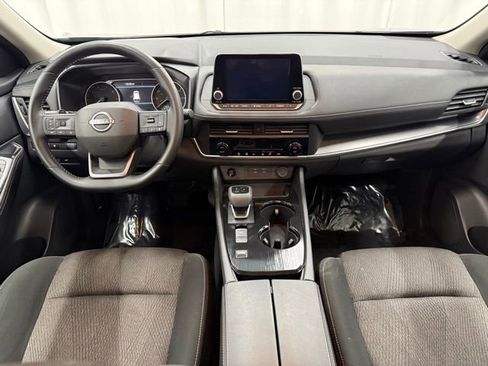 Used 2025 Nissan Rogue SV image 4