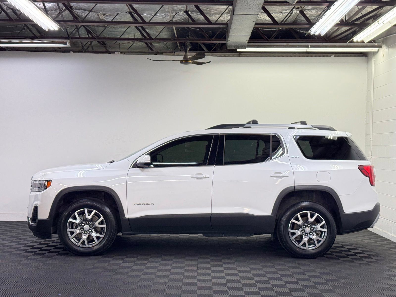 Used 2023 GMC Acadia SLT w/ Preferred Package AWD/4WD image 3