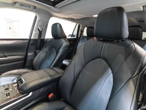 Certified 2026 Toyota Highlander Limited AWD/4WD image 6