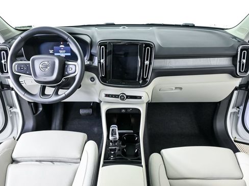 Certified 2025 Volvo XC40 B5 Plus image 19