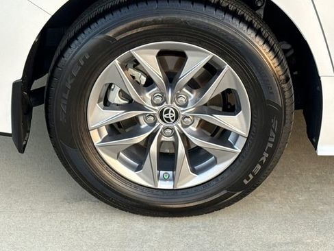 Used 2025 Toyota Sienna XLE image 9