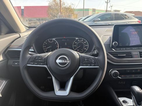 Used 2025 Nissan Altima 2.5 SV FWD image 34