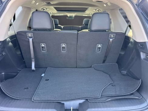 Used 2025 Honda Pilot Touring image 11