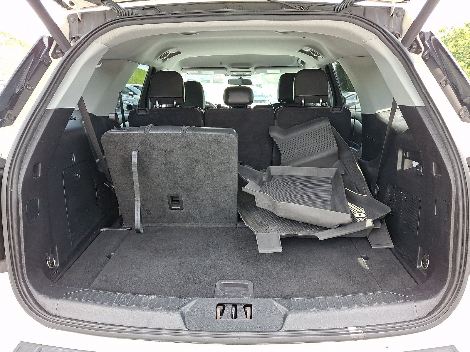 Used 2020 Ford Explorer XLT w/ Equipment Group 202A AWD/4WD image 30
