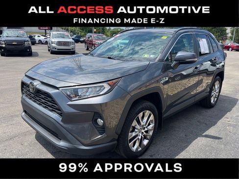 Used 2020 Toyota RAV4 XLE Premium image 3
