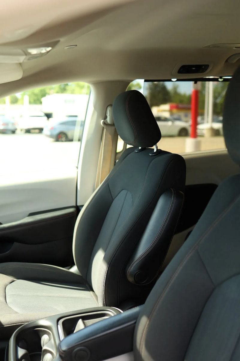 Used 2020 Chrysler Pacifica Touring w/ Advanced Safetytec Group FWD image 14