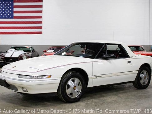 Used 1990 Buick Reatta Base 2dr Convertible image 2