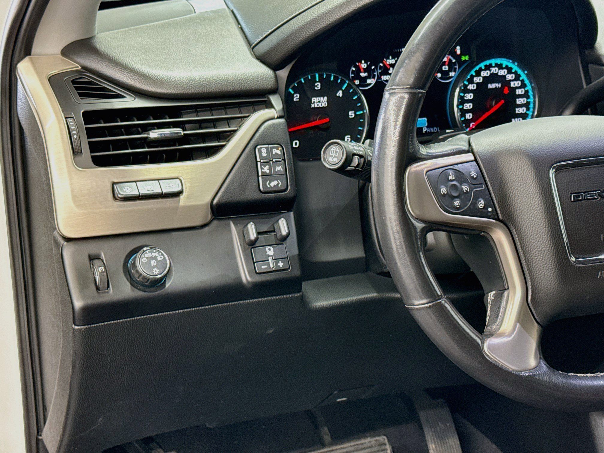 Used 2020 GMC Yukon Denali w/ Denali Premium Package RWD image 17