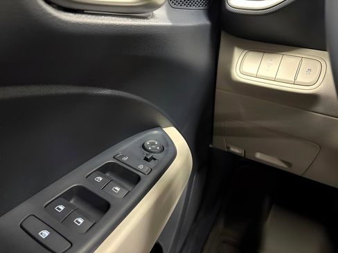 Used 2025 Hyundai Venue Limited FWD image 15