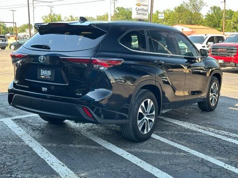 Used 2025 Toyota Highlander XLE FWD image 6