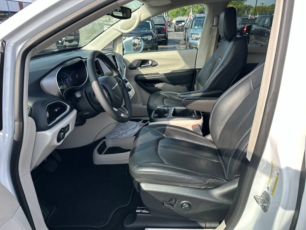 Used 2022 Chrysler Pacifica Touring-L FWD image 14