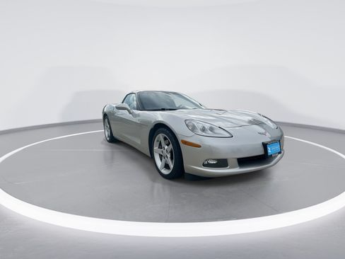 Used 2006 Chevrolet Corvette Coupe w/ Preferred Equipment Group RWD image 2