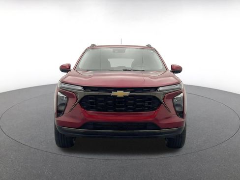 Used 2025 Chevrolet Trax LT FWD image 2