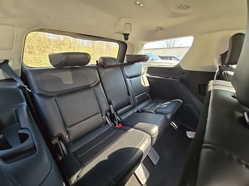 Used 2025 Ford Expedition Platinum image 19