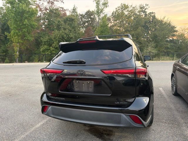 Used 2022 Toyota Highlander LE AWD/4WD image 4