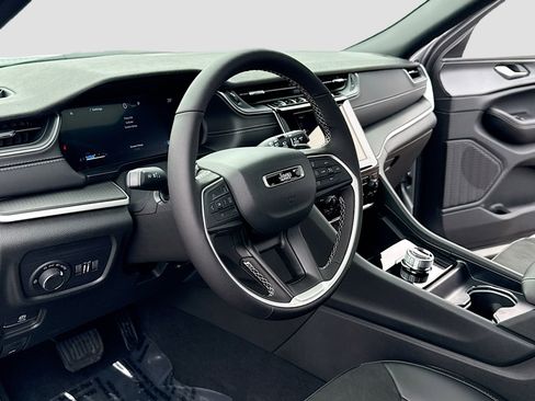 New 2025 Jeep Grand Cherokee Altitude image 4