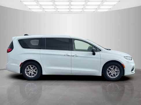 Certified 2024 Chrysler Pacifica Touring-L FWD image 8