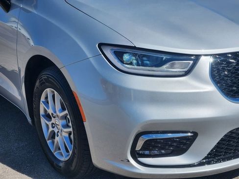 Used 2024 Chrysler Pacifica Touring-L FWD image 9