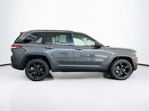 Used 2023 Jeep Grand Cherokee Limited w/ Black Appearance Package image 10