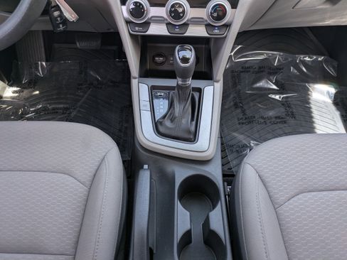 Used 2019 Hyundai Elantra SE w/ Winter Weather Package FWD image 18