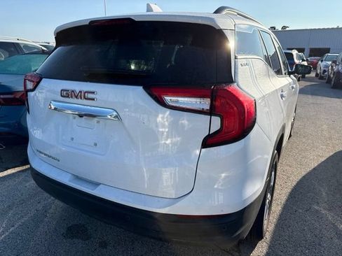 Used 2024 GMC Terrain SLE w/ Driver Convenience Package FWD image 4