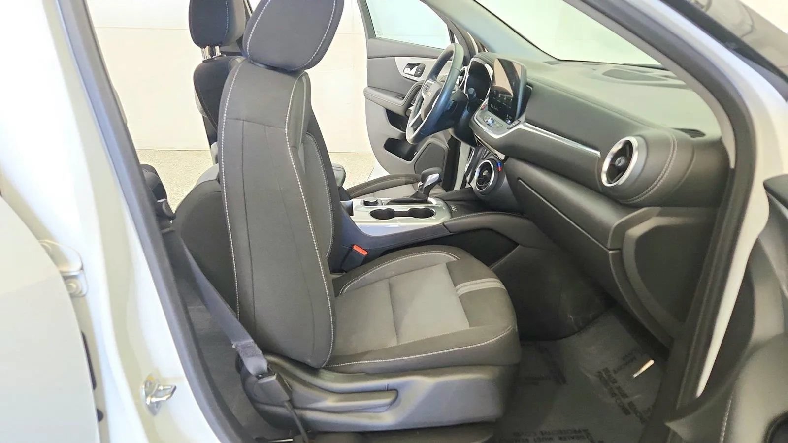 Used 2024 Chevrolet Blazer LT w/ Convenience Package FWD image 28