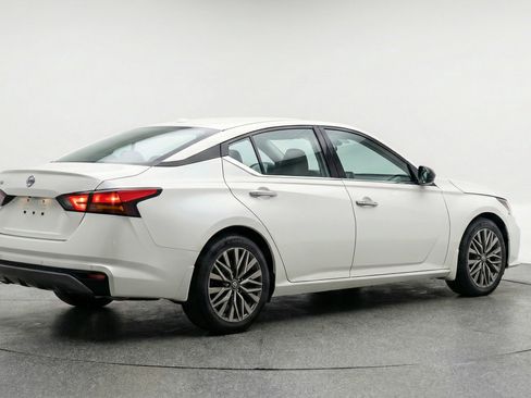 Used 2025 Nissan Altima 2.5 SV FWD image 9