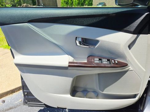 Used 2011 Toyota Venza AWD w/ Convenience Pkg image 32