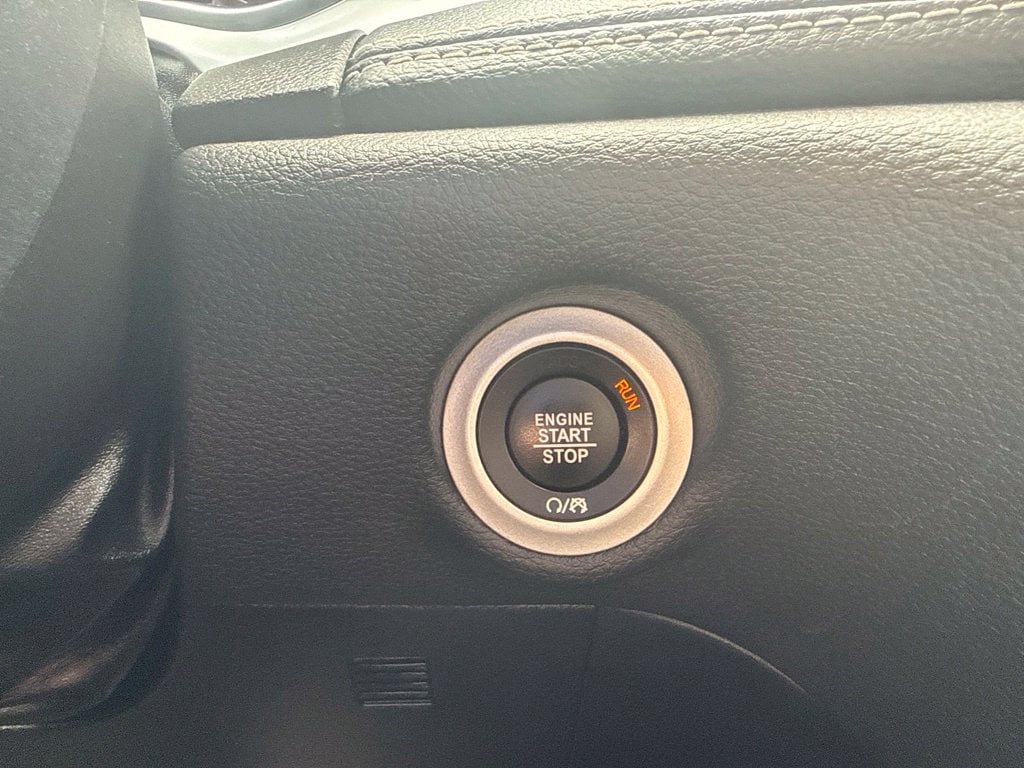 Used 2025 Chrysler Pacifica Limited FWD image 37