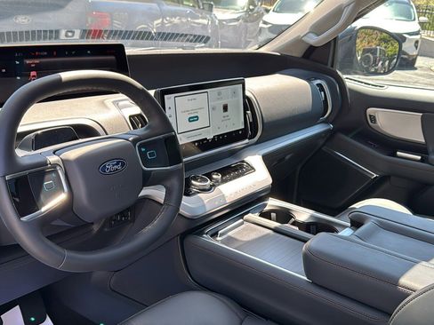 Used 2025 Ford Expedition Active AWD/4WD image 14