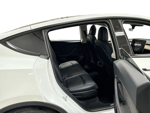 Certified 2022 Tesla Model Y Long Range AWD/4WD image 11