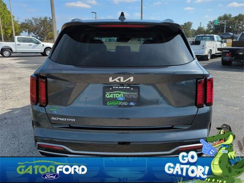 Used 2023 Kia Sorento S image 6
