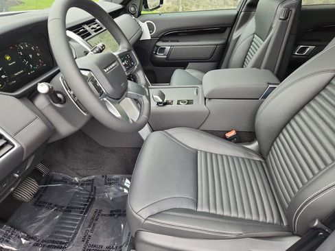 Used 2025 Land Rover Discovery S image 23