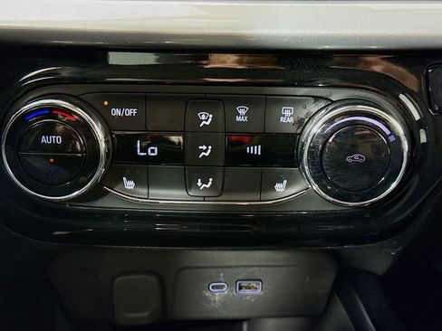 Used 2025 Chevrolet Trax LT w/ LT Convenience Package FWD image 16