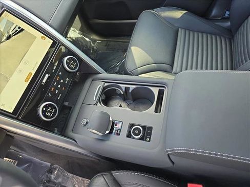 Used 2025 Land Rover Discovery Dynamic SE image 24