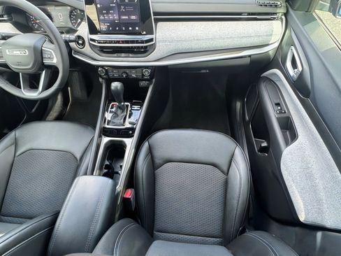 Used 2025 Jeep Compass Latitude image 16