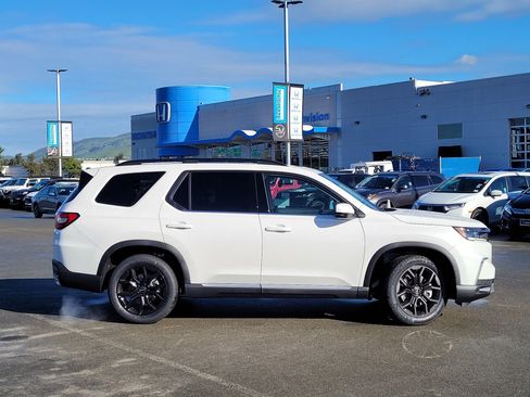 New 2025 Honda Pilot Touring image 4