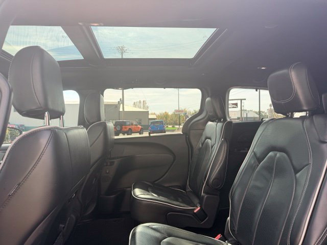 Used 2025 Chrysler Pacifica Limited FWD image 27