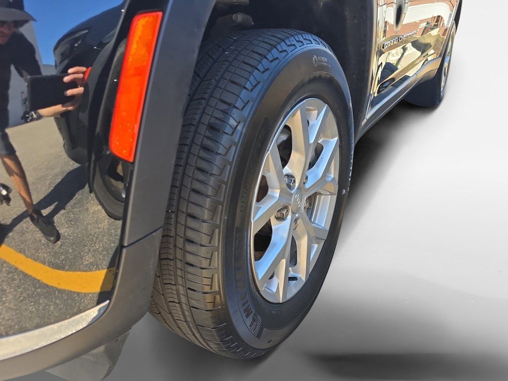 Used 2023 Jeep Grand Cherokee L Limited AWD/4WD image 8