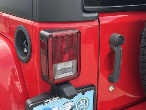 Used 2018 Jeep Wrangler Unlimited Sahara w/ Connectivity Group AWD/4WD image 11